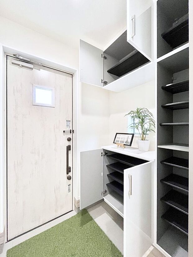 【玄関】下駄箱はご家族の写真や季節のインテリアで飾り棚として演出できます