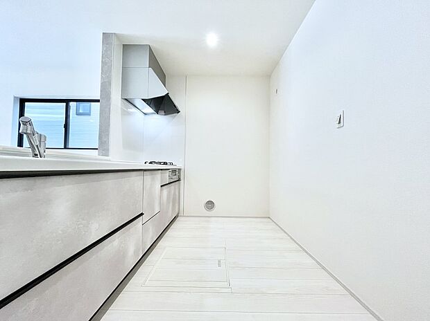 【ダイニングキッチン】爽やかな風が通り抜けるキッチン。窓があるので明るく換気にも役立ちます。