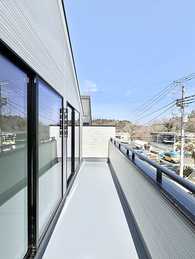 【バルコニー】ゆったりバルコニーだから沢山お洗濯ものを干せます。