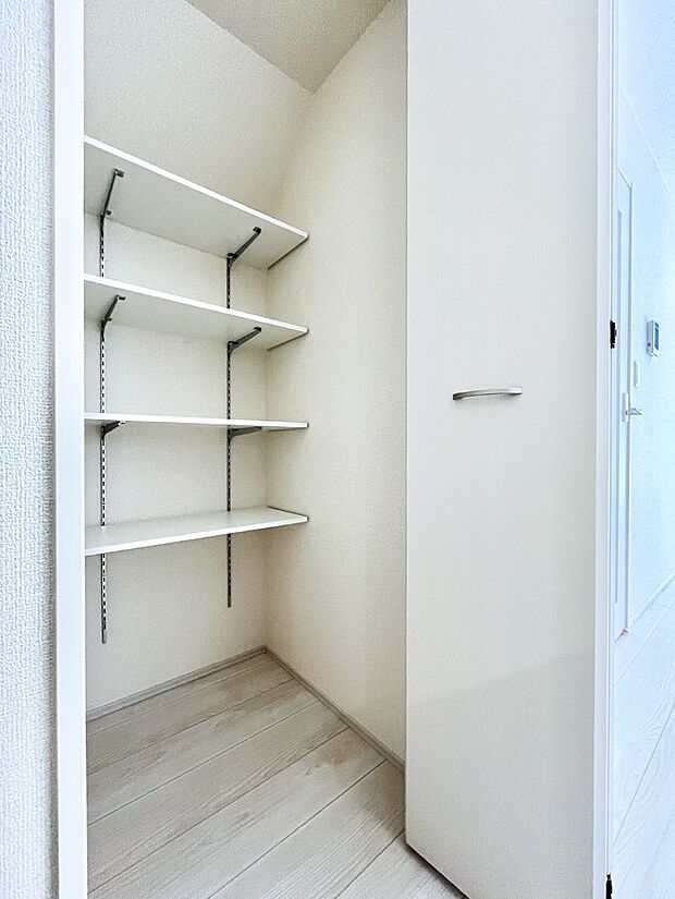 【収納】物が溢れがちな家族共有の小物や日用品などをたっぷり収納できるリビング収納！