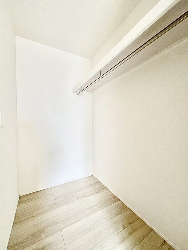 【ウォークインクローゼット】ウォークインクローゼットの活用で生活空間スッキリ　