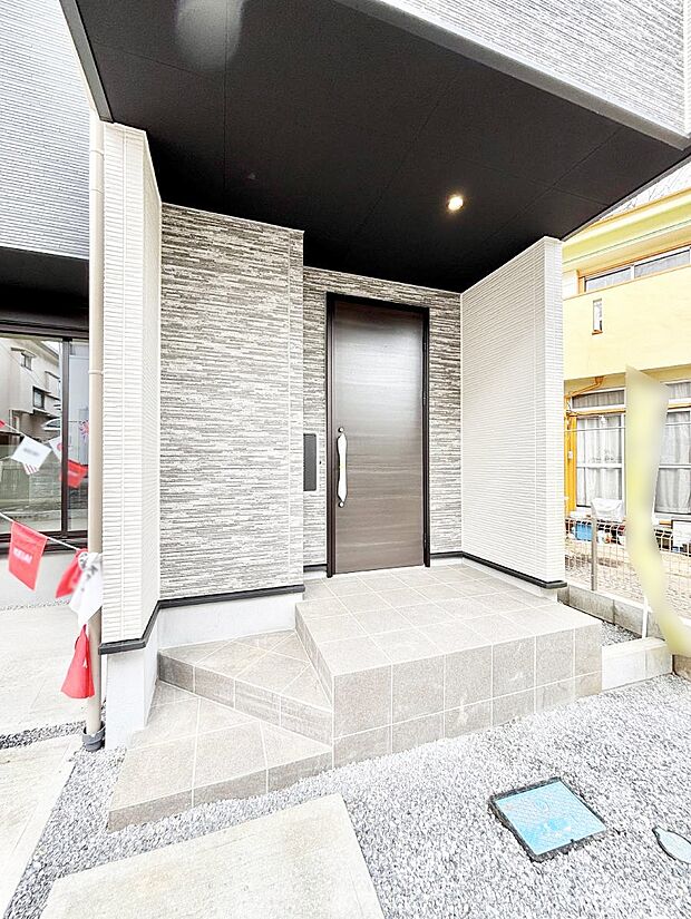 【玄関】玄関前は雨が降っても濡れにくい屋根付き