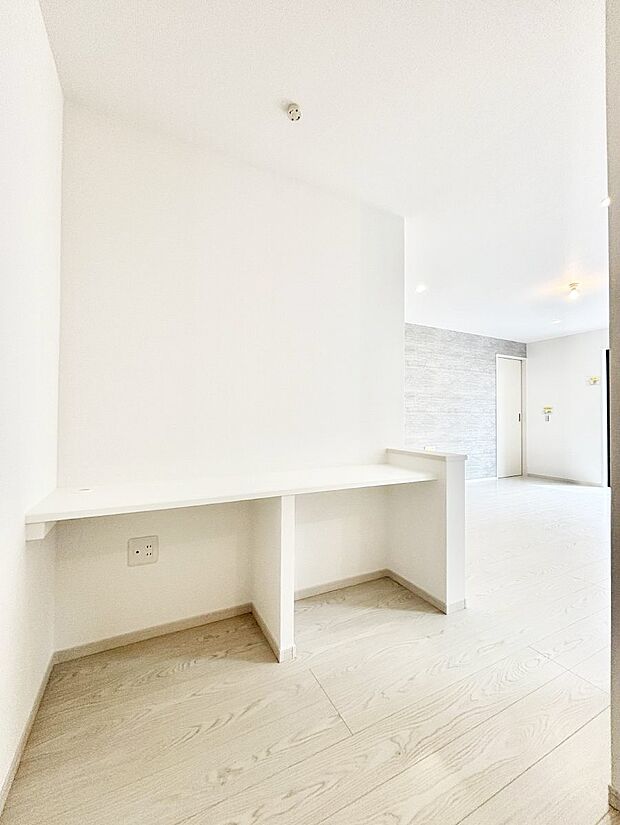 【その他内観】キッチン横のカウンタースペース