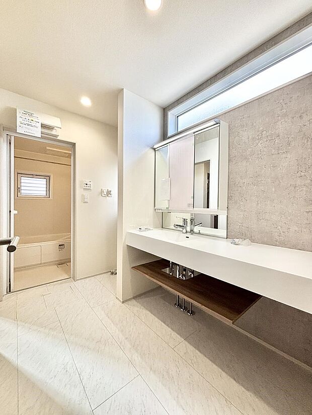 【脱衣場】小窓がついているので湿気の多い場所でも換気が十分行えます。毎日の身支度を気持ち良く!