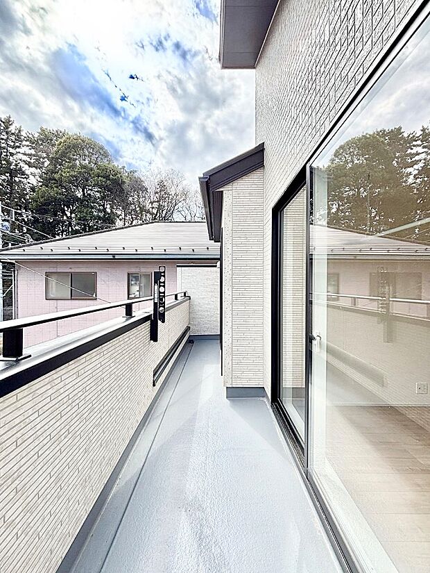 【バルコニー】ゆったりバルコニーだから沢山お洗濯ものを干せます