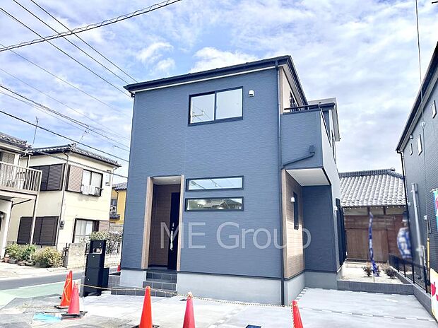 【現地外観写真】暮らしやすさと居心地の良さにこだわったシンプルで飽きのこないデザイン !