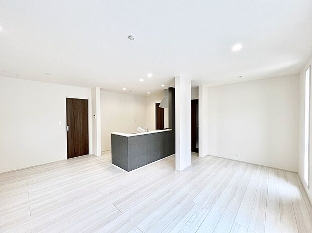 【ダイニング】日当たりの良いリビング。お気に入りのグリーンを飾れば更に心地よさがアップ!