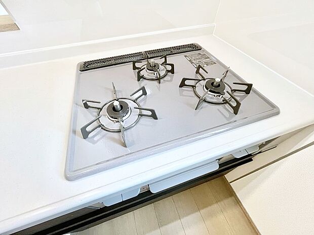 【Siセンサーコンロ】ガスコンロはSiセンサー搭載。火力調節や焦げ付き・消し忘れも防いでくれます。