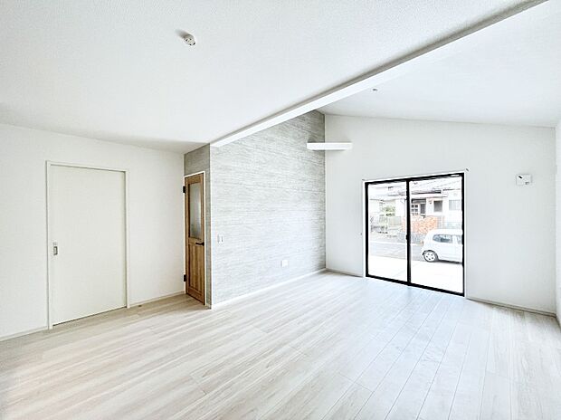 【ダイニング】大きな窓からたっぷりの陽光と風を感じられるリビング