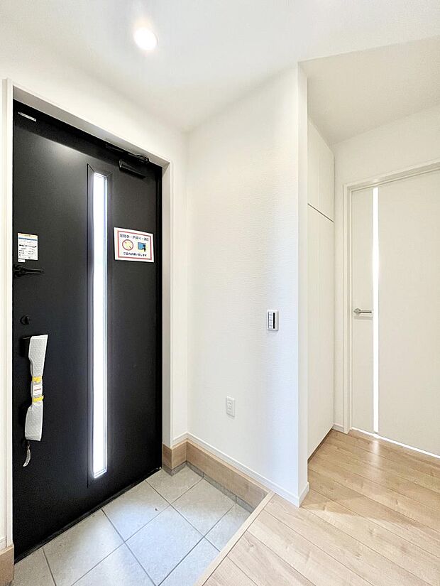 【玄関】ガラススリットの入った玄関ドアが室内に光を届けてくれます