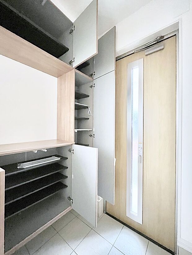 【玄関】天井まである玄関収納で、家族全員の靴もすっきり収納!