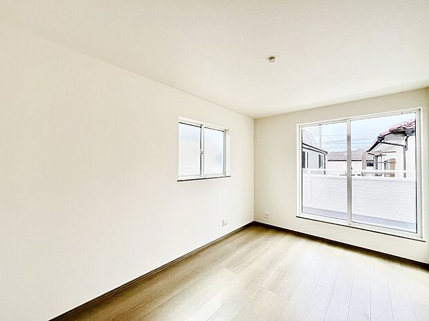 【寝室】明るいバルコニーサイドに洋室を設置。目覚めの良い寝室に。