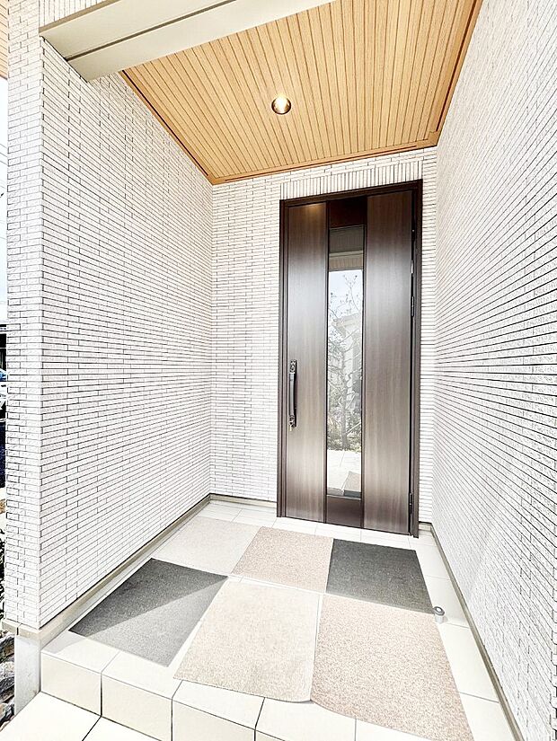 【玄関】玄関前は雨が降っても濡れにくい屋根付き