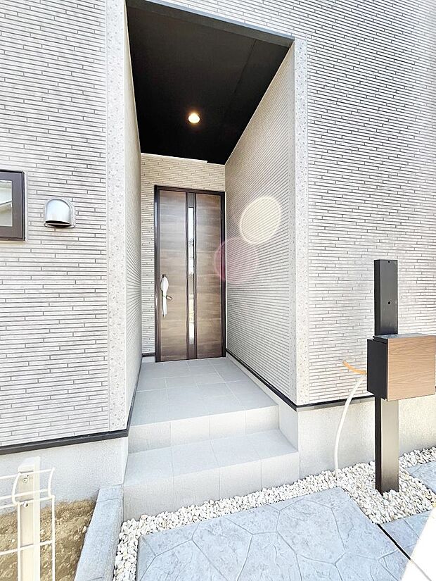 【玄関】大切な家族、来客を出迎える玄関。