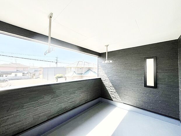 【バルコニー】急な雨も安心!奥行たっぷりなインナーバルコニーで毎日のお洗濯もラクラク快適。