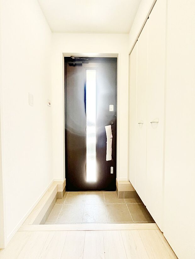 【玄関】ご家族やお客様を気持ちよくお出迎え!明るい陽光が入り込む玄関。