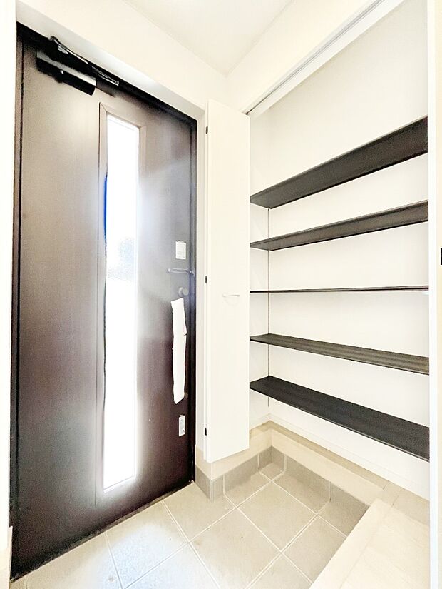 【収納】散らかりがちな玄関もスッキリ!ご家族の靴もたっぷり収納できる玄関収納付きです。