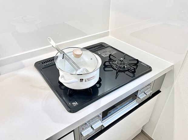 【Siセンサーコンロ】ガスコンロはSiセンサー搭載。火力調節や焦げ付き・消し忘れも防いでくれます。