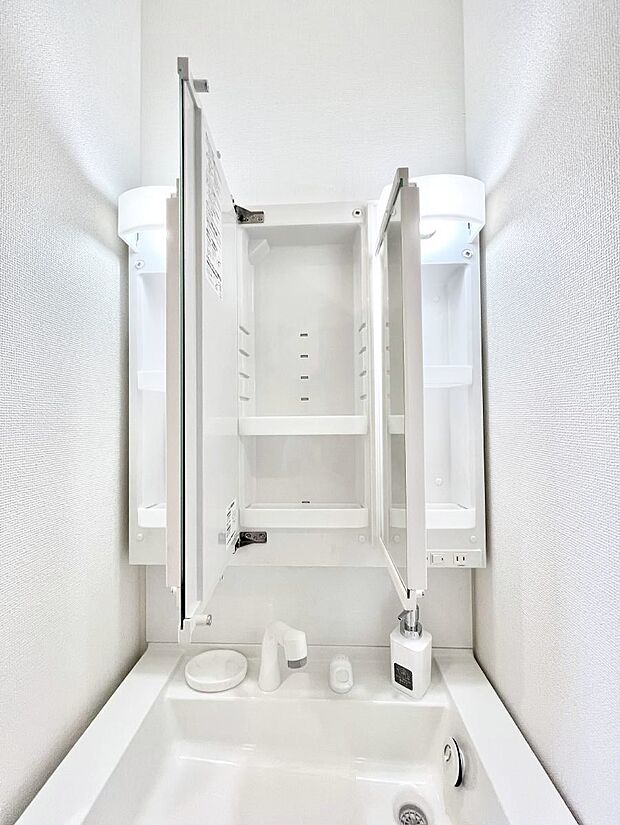 【三面鏡裏収納】三面鏡の裏に、化粧品や衛生用品などを収納可能。洗面台をすっきりと保ちます!