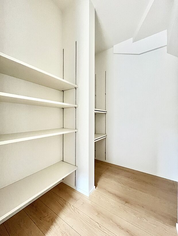 【収納】可動棚付きのパントリーで食品や日用品のストックもスッキリ見やすく収納できます!