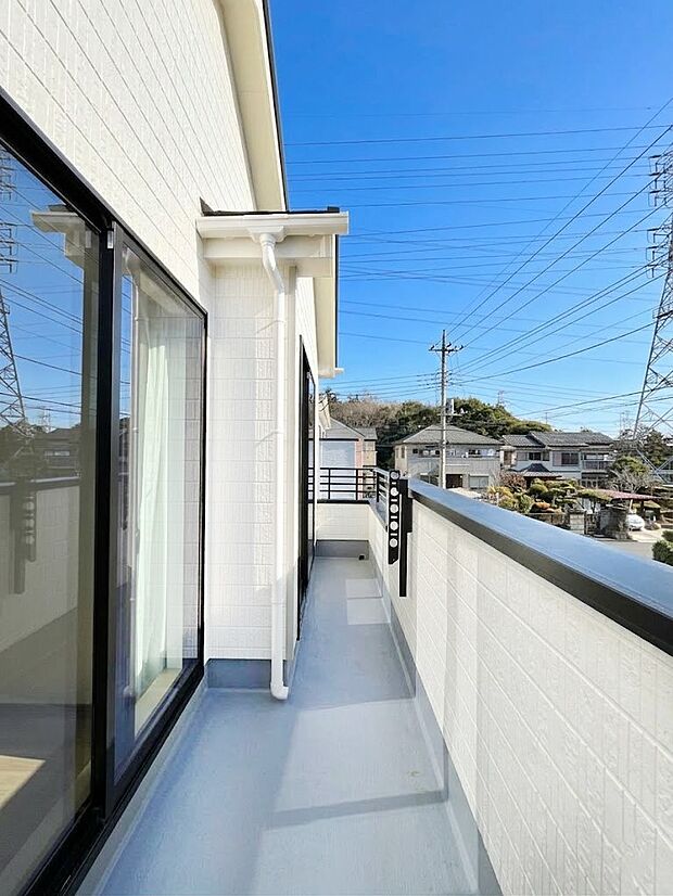 【バルコニー】暖かな陽光が降り注ぐバルコニーはお洗濯におすすめ。爽やかな風も心地よいです。