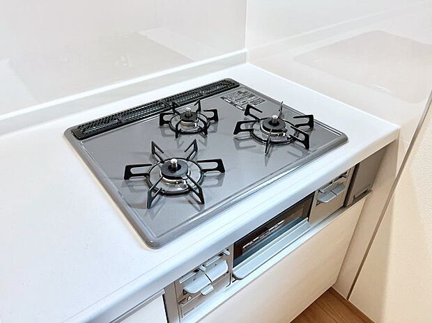 【Siセンサーコンロ】ガスコンロはSiセンサー搭載。火力調節や焦げ付き・消し忘れも防いでくれます。