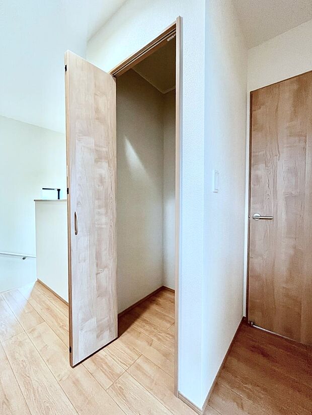 【廊下収納】廊下収納。掃除道具や季節の小物を収納することができます。