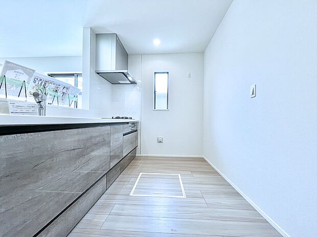 【ダイニングキッチン】料理をしながらでもご家族との会話を楽しめる対面キッチン