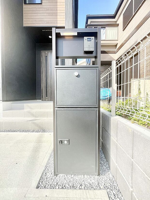 【その他現地】シンプルデザインのポスト。