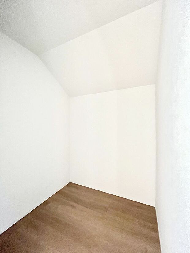 【ウォークインクローゼット】ウォークインクローゼット付きで生活空間を広く利用できます。