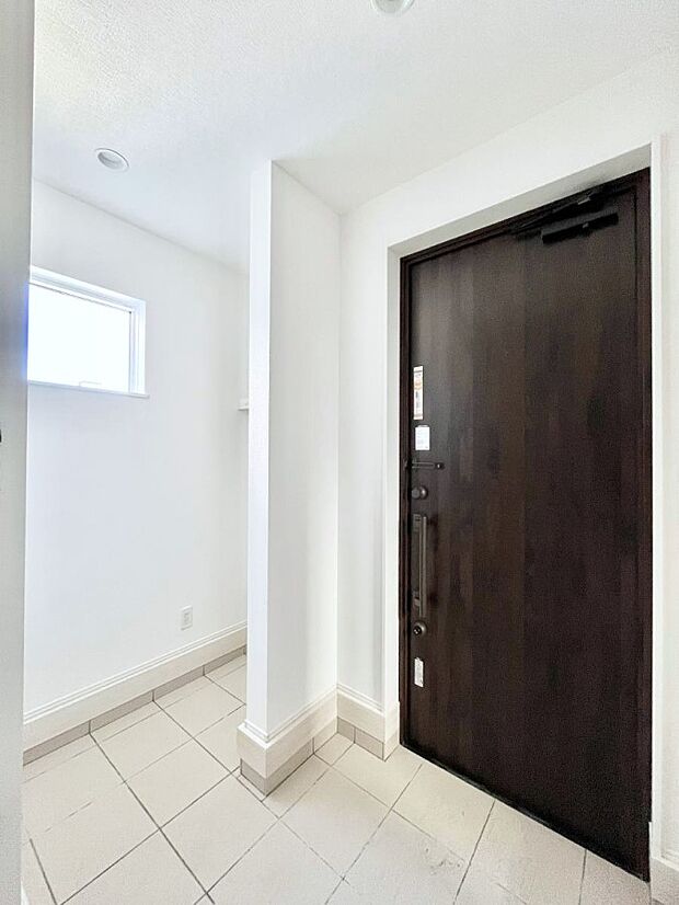 【玄関】シューズインクローク付きの玄関。家族全員の靴や雨具などすっきり収納できます。