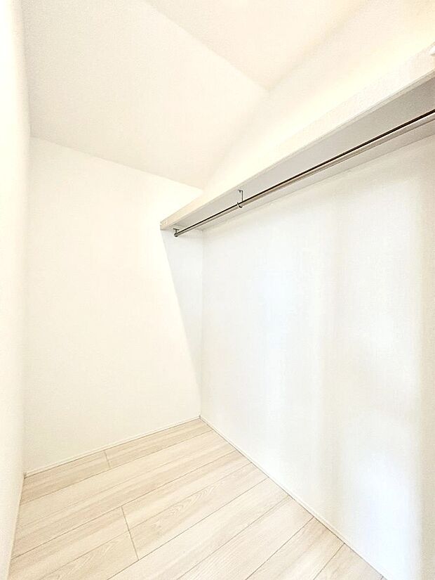 【ウォークインクローゼット】ウォークインクローゼット付きで生活空間を広く利用できます。
