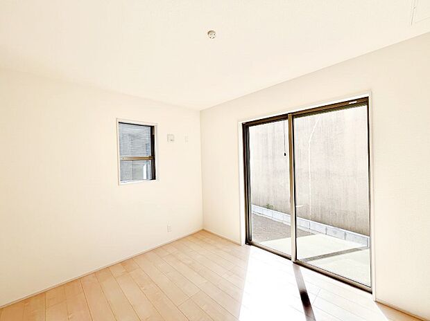 【寝室】窓からのやさしい光が心地よいプライベートルーム