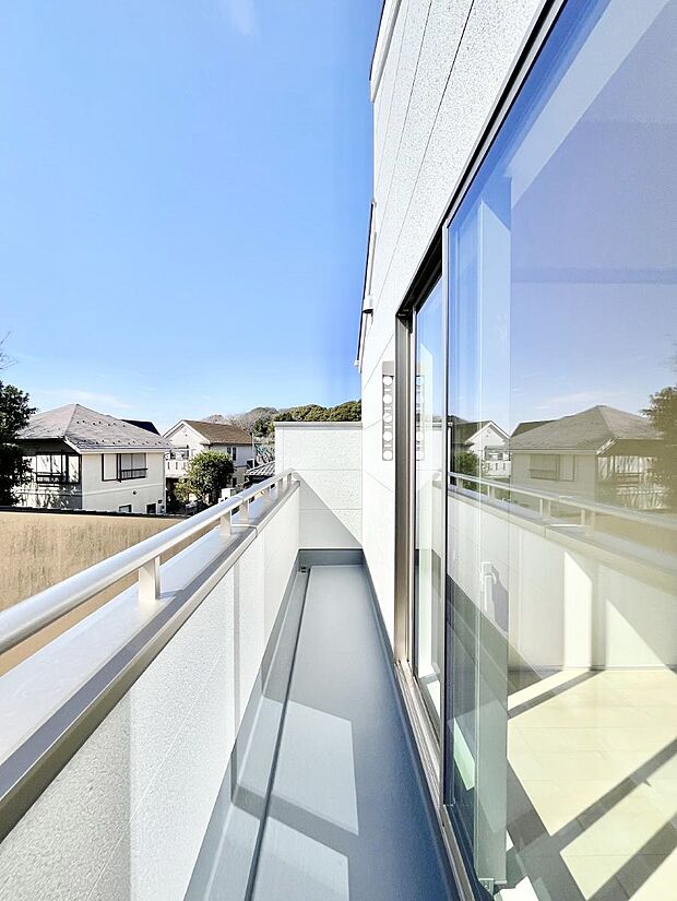 【バルコニー】気持ちよい陽光と風を感じられます