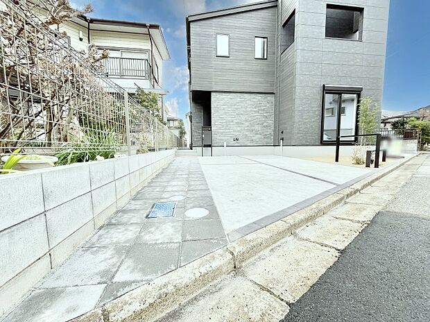 【駐車場】駐車2台可能!急なお客様の駐車に。また、ご家族の自転車スペースとしても大活躍。