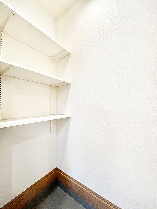 【玄関】土間収納付きの玄関。家族全員の靴や雨具などすっきり収納できます。