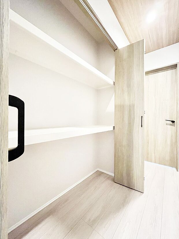 【廊下収納】掃除用具や生活雑貨の保管に便利な廊下収納