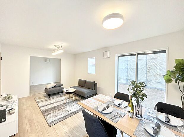 【リビングダイニング】自然光が取り込まれ、家族団らんの場所を明るく演出