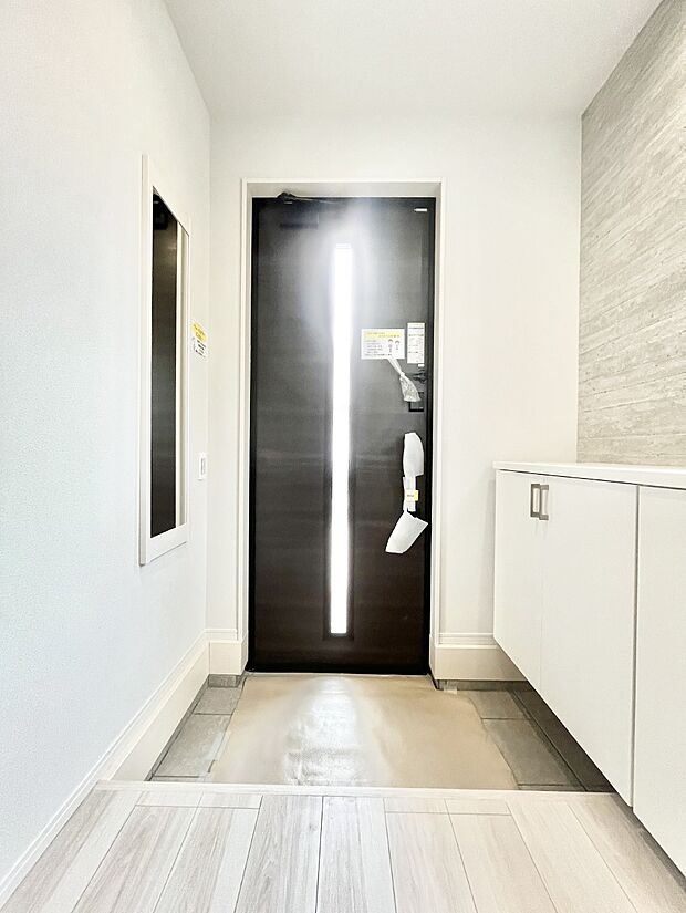 【玄関】ガラススリットの入った玄関ドアが室内に光を届けてくれます