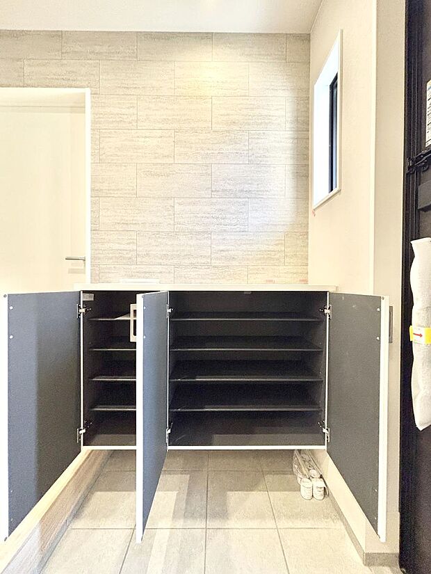 【シューズボックス】たっぷり収納できるシューズボックスで家族全員の靴も、玄関すっきり。