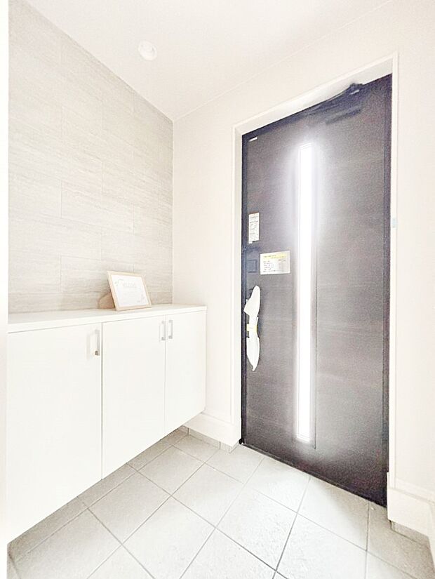 【玄関】ご家族やお客様を気持ちよくお出迎え!明るい陽光が入り込む玄関。