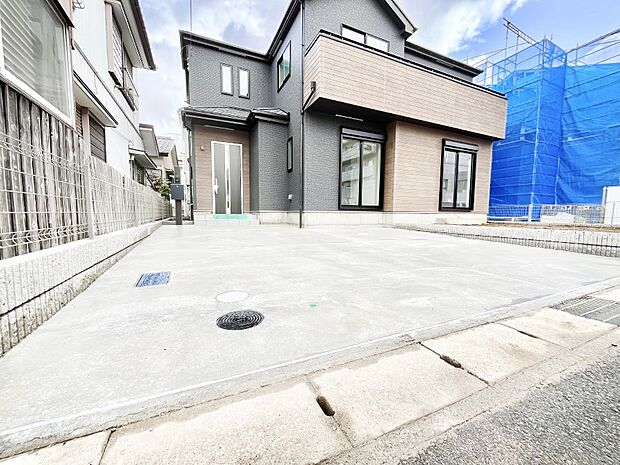 【駐車場】駐車3台可能!急なお客様の駐車に。また、ご家族の自転車スペースとしても大活躍。