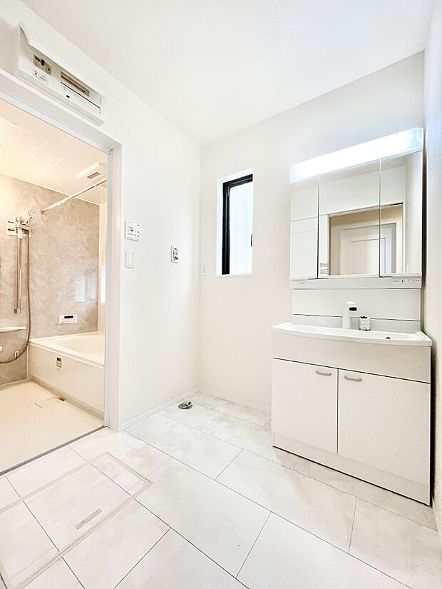 【洗面台・洗面所】清潔感のある快適空間です。毎日の身支度も気持ち良くお使い頂けます。