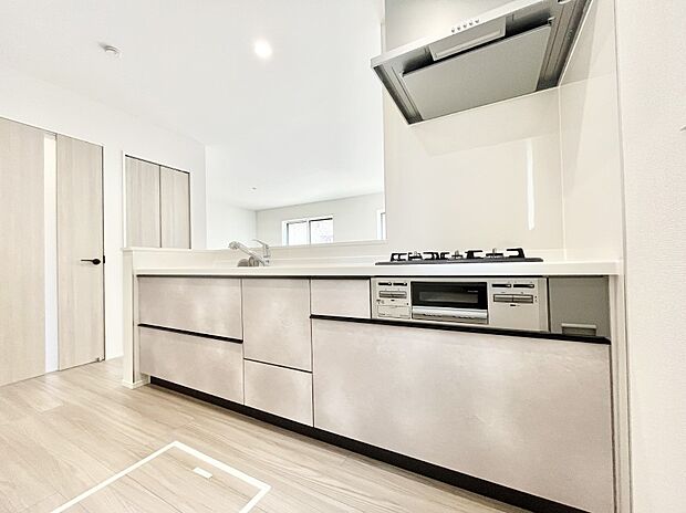 【ダイニングキッチン】料理をしながらでもご家族との会話を楽しめる対面キッチン 