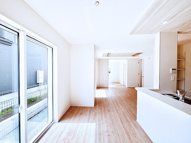 【リビングダイニング】大きな窓からたっぷりの陽光と風を感じられるリビング