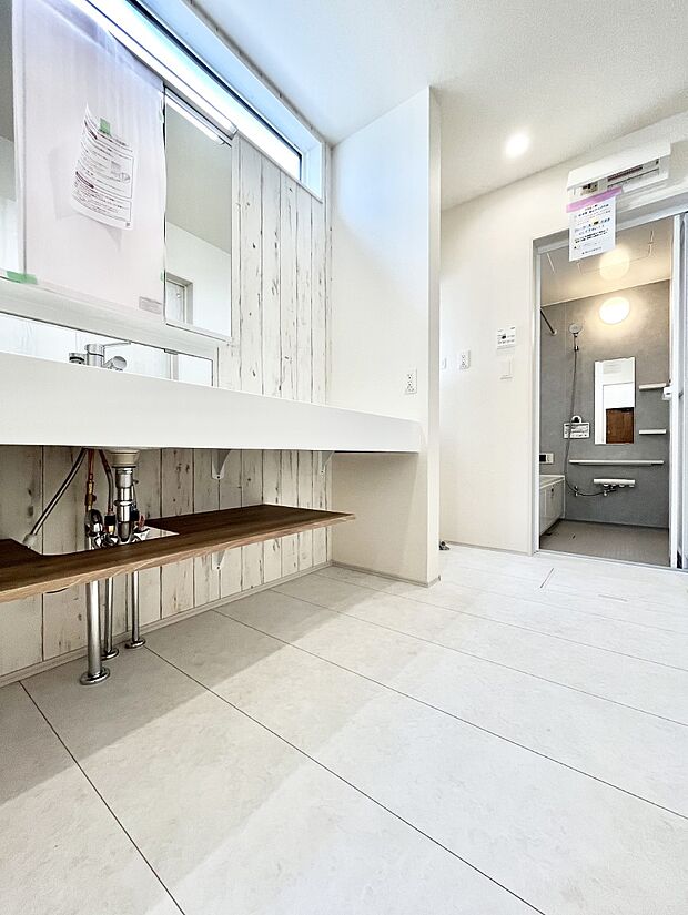 【脱衣場】洗面所はゆとりのあるスペースで、身支度や入浴後のスキンケアも心に余裕をもってできそうです。  