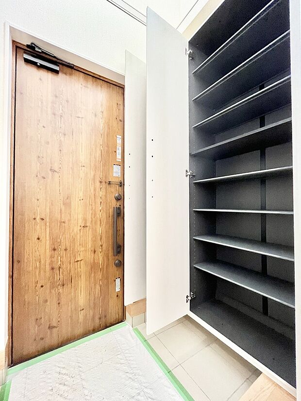 【玄関】たっぷり収納できるシューズボックス。身だしなみチェックに便利なミラー付きです。