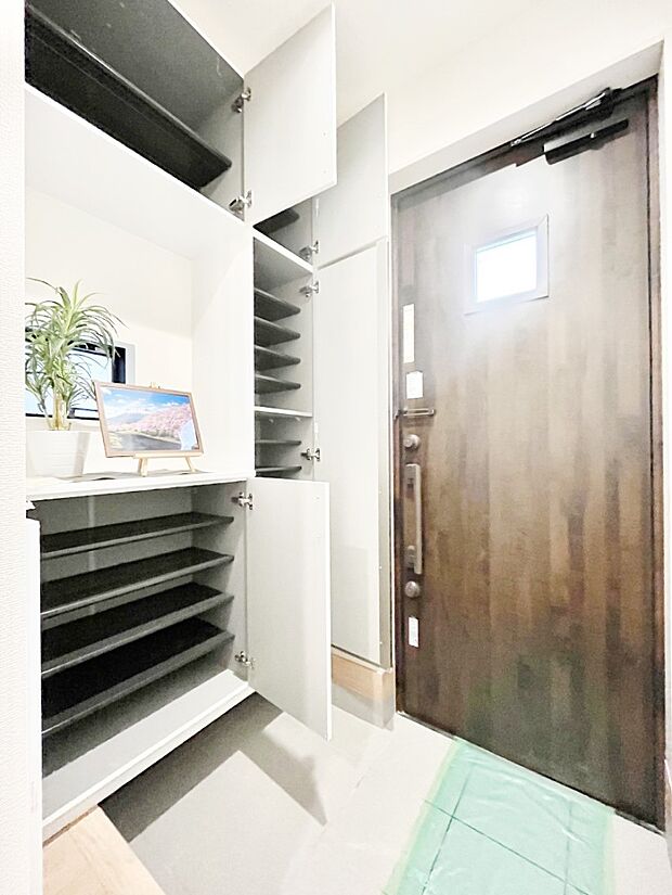 【収納】散らかりがちな玄関もスッキリ！ご家族の靴もたっぷり収納できる玄関収納付きです。