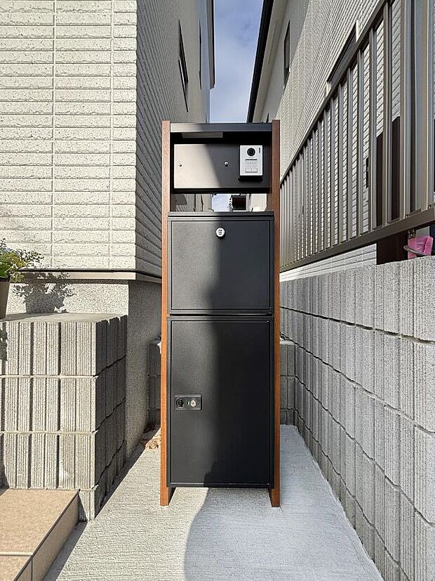 【その他現地】表札・インターホン・ポストをひとつに集約。エントランスになじむシンプルデザイン。