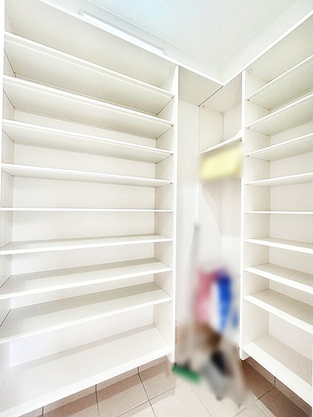 【玄関】ご家族やお客様を気持ちよくお出迎え！広々空間が心地よいSIC付き玄関。